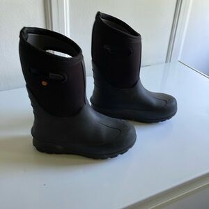 Size 2 black pull on Bogs winter boots
